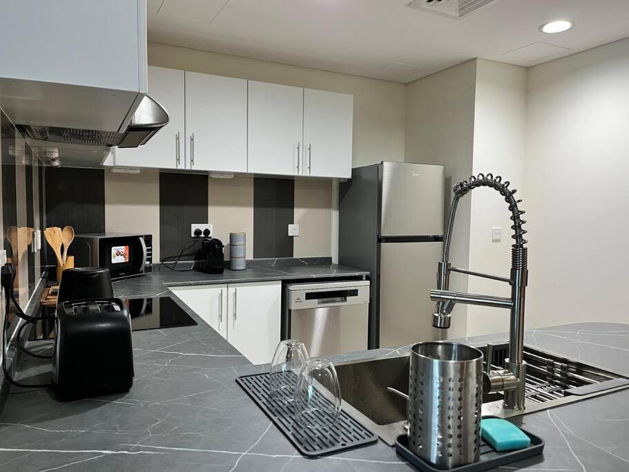 1 Bed Apartment With Sea View, Pool, Gym & Free Parking In Dubai Marina Exterior photo